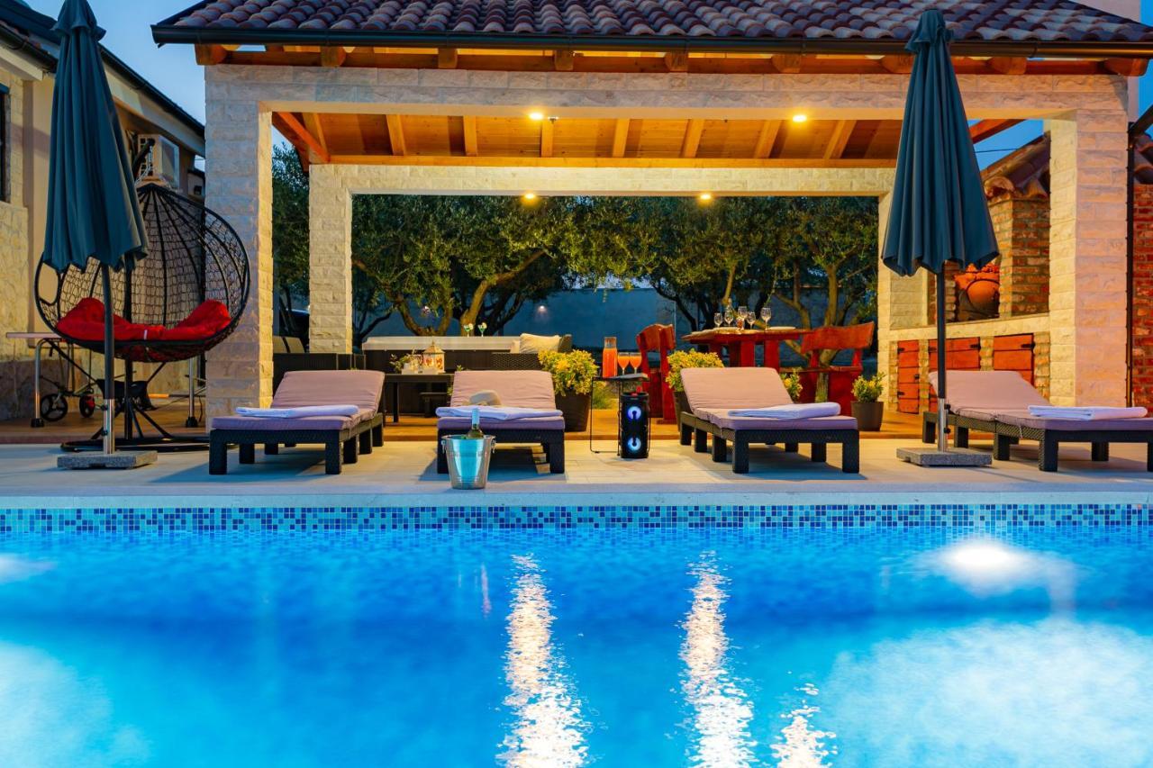 Villa Lorema-Pet Friendly On 5000 Sqm Garden,Pool, Jacuzzi, Billiard&Ps5 Sveti Filip i Jakov Extérieur photo