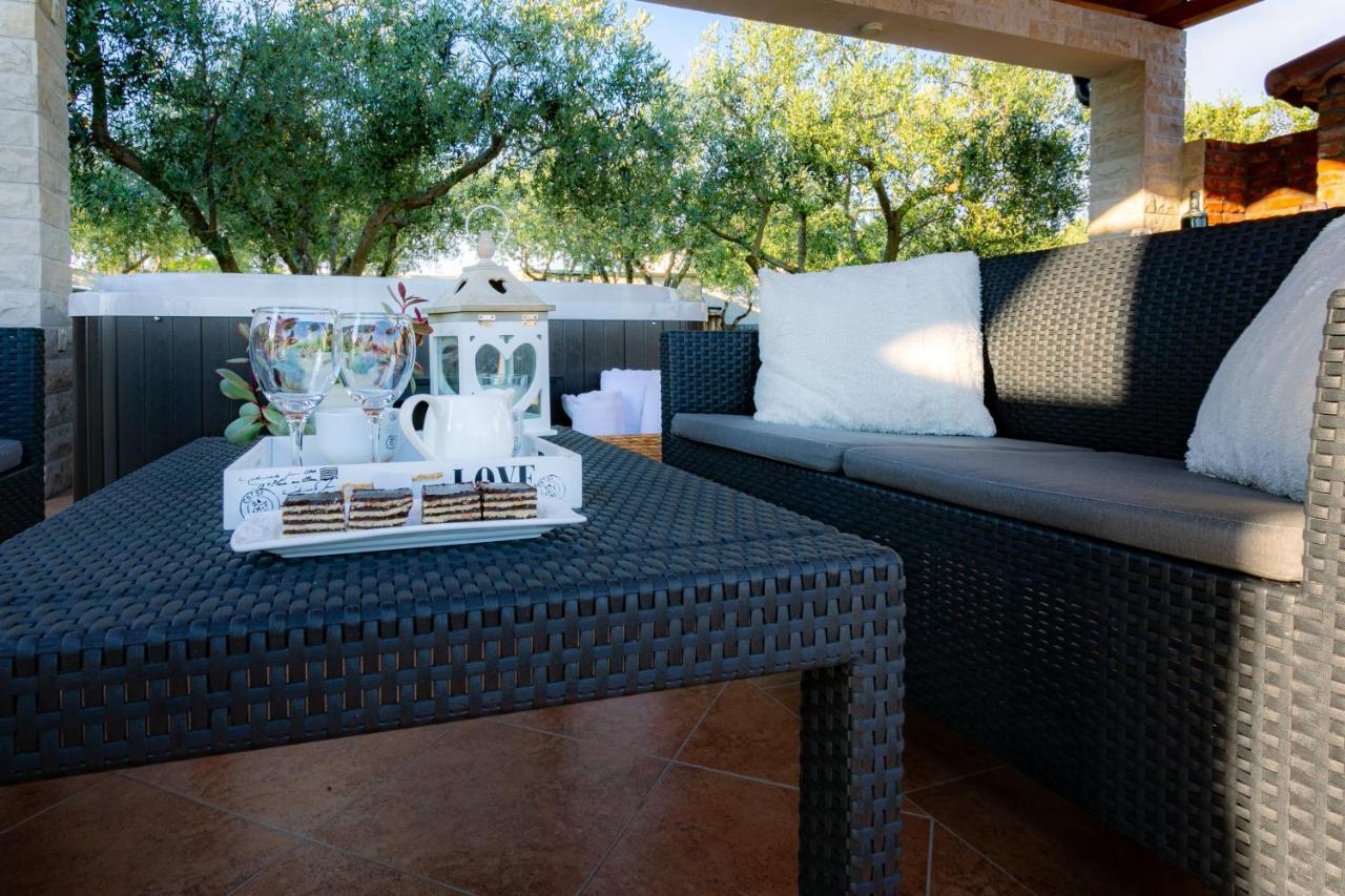 Villa Lorema-Pet Friendly On 5000 Sqm Garden,Pool, Jacuzzi, Billiard&Ps5 Sveti Filip i Jakov Extérieur photo