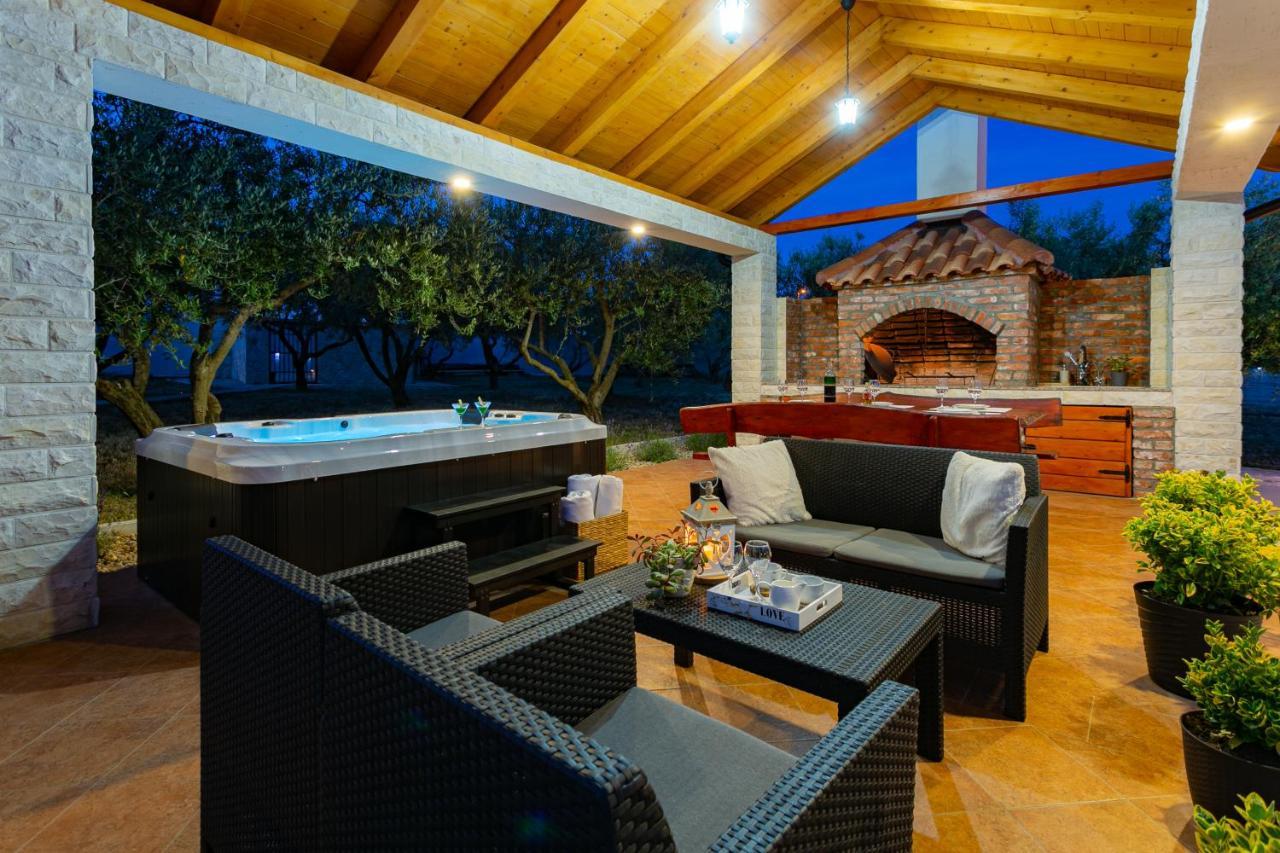 Villa Lorema-Pet Friendly On 5000 Sqm Garden,Pool, Jacuzzi, Billiard&Ps5 Sveti Filip i Jakov Extérieur photo