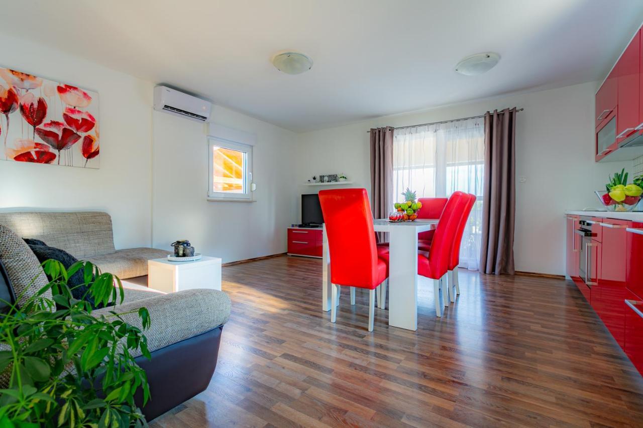 Villa Lorema-Pet Friendly On 5000 Sqm Garden,Pool, Jacuzzi, Billiard&Ps5 Sveti Filip i Jakov Extérieur photo