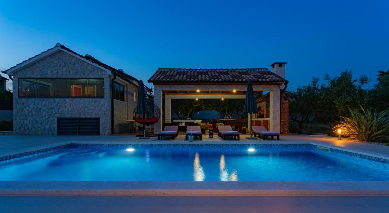 Villa Lorema-Pet Friendly On 5000 Sqm Garden,Pool, Jacuzzi, Billiard&Ps5 Sveti Filip i Jakov Extérieur photo