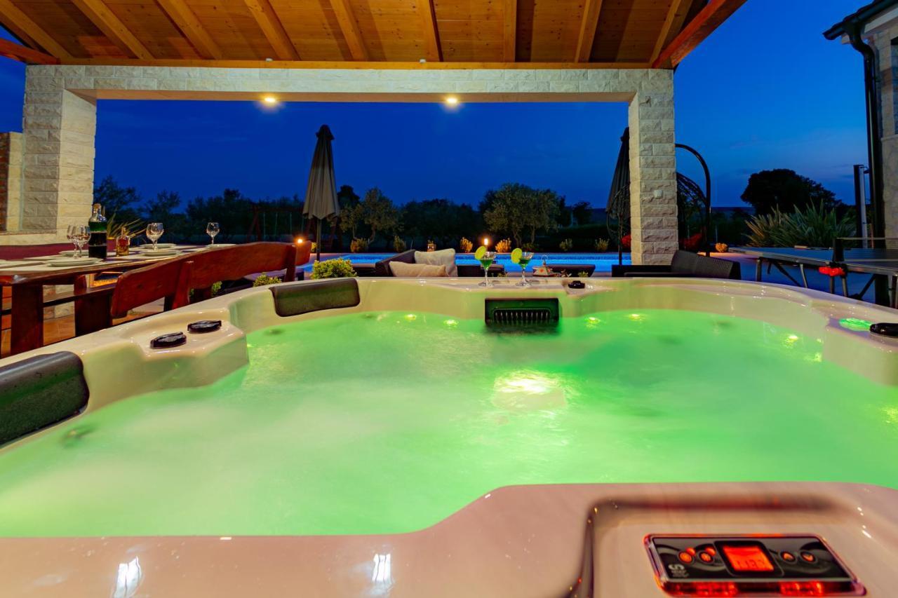 Villa Lorema-Pet Friendly On 5000 Sqm Garden,Pool, Jacuzzi, Billiard&Ps5 Sveti Filip i Jakov Extérieur photo