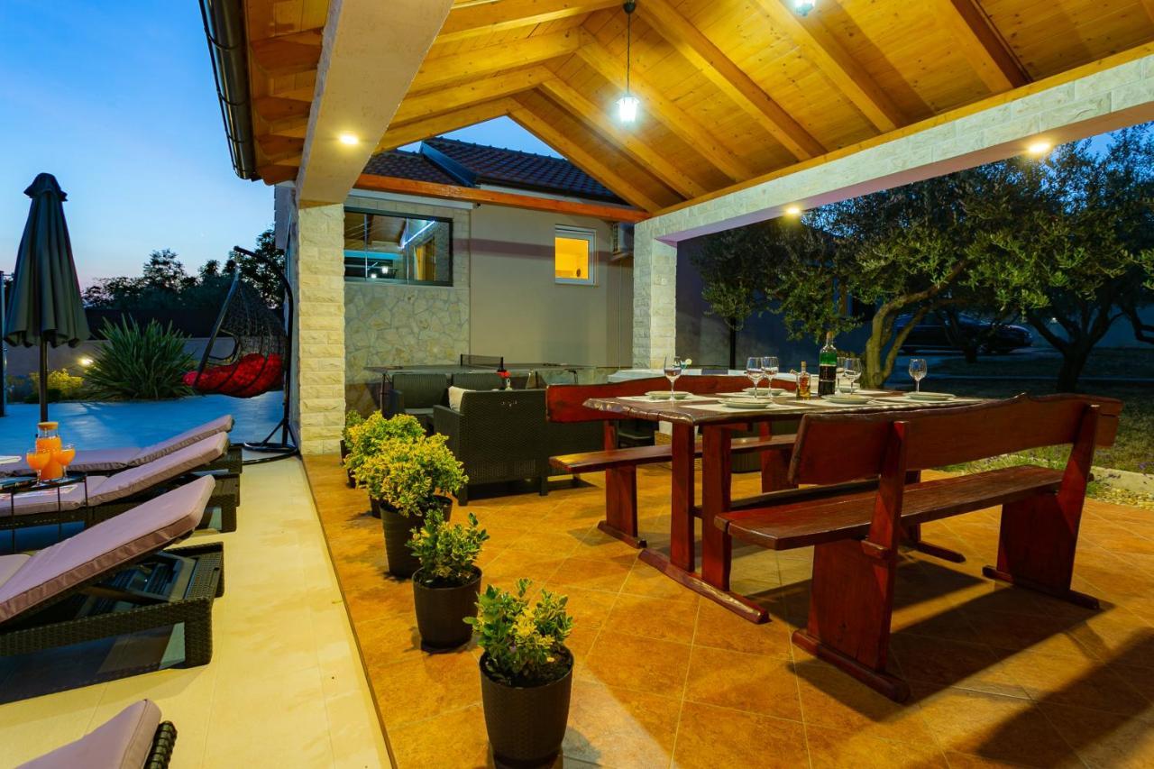 Villa Lorema-Pet Friendly On 5000 Sqm Garden,Pool, Jacuzzi, Billiard&Ps5 Sveti Filip i Jakov Extérieur photo