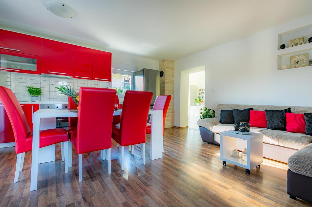 Villa Lorema-Pet Friendly On 5000 Sqm Garden,Pool, Jacuzzi, Billiard&Ps5 Sveti Filip i Jakov Extérieur photo