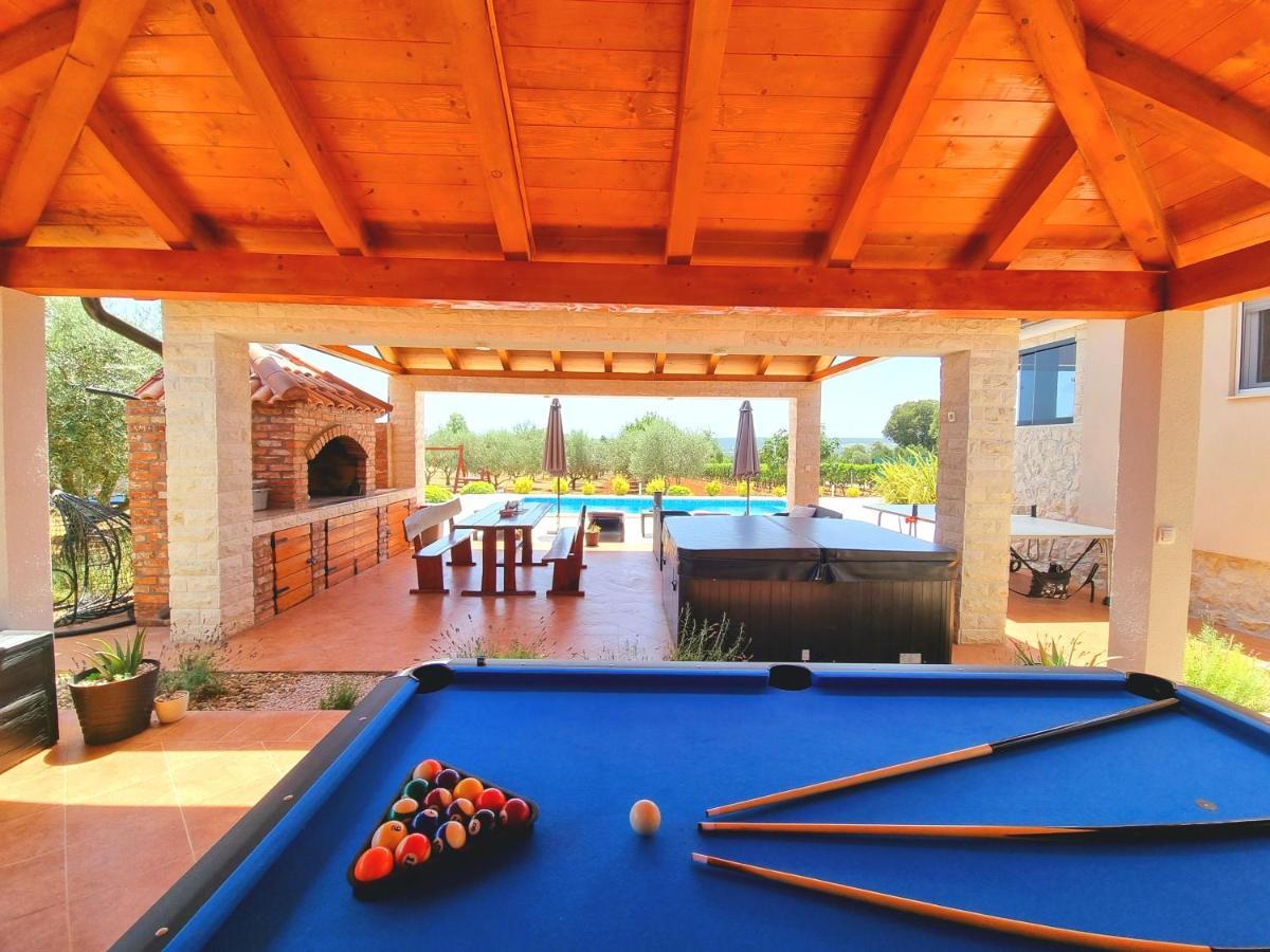 Villa Lorema-Pet Friendly On 5000 Sqm Garden,Pool, Jacuzzi, Billiard&Ps5 Sveti Filip i Jakov Extérieur photo
