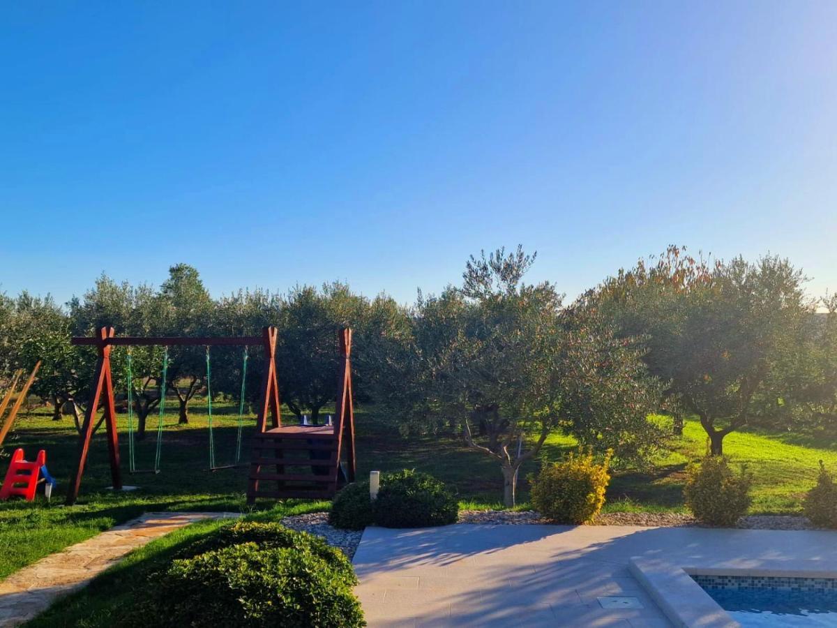 Villa Lorema-Pet Friendly On 5000 Sqm Garden,Pool, Jacuzzi, Billiard&Ps5 Sveti Filip i Jakov Extérieur photo